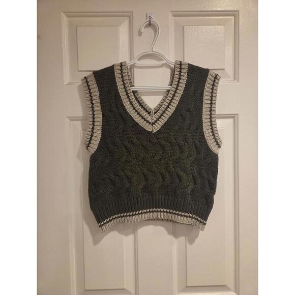 Sweaters - Crescent-  size medium -Green and Cream Cable Knit Sleeveless Sweater Vest